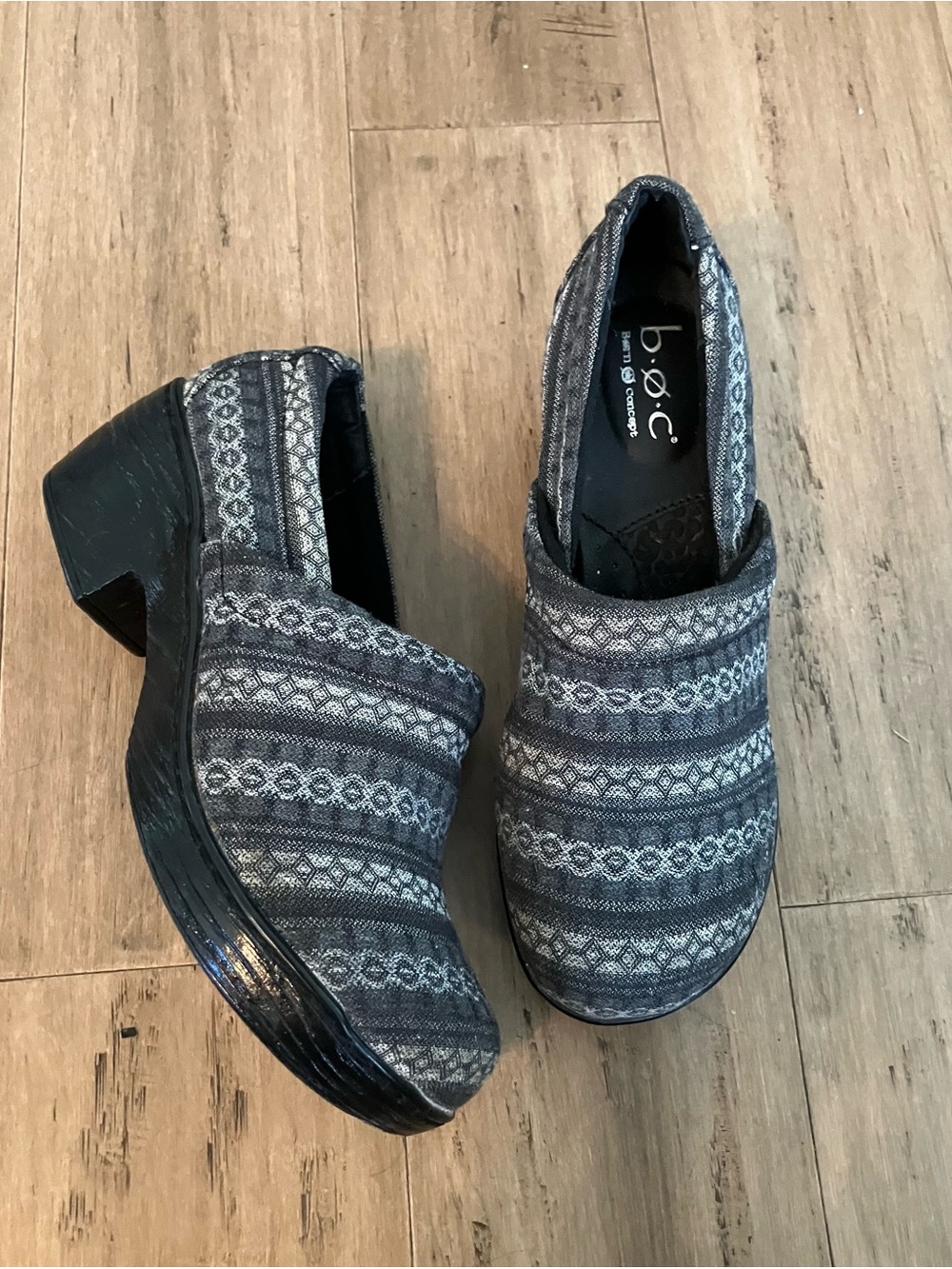 b.o.c. Born women’s black/white fabric platform clogs. Size 8
